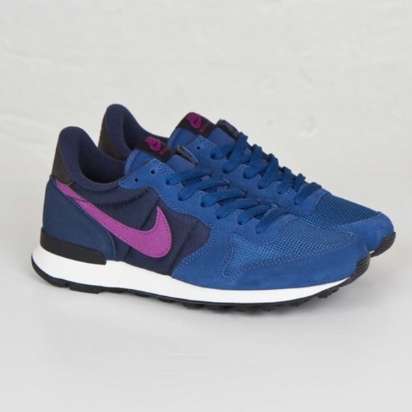 nike internationalist purple